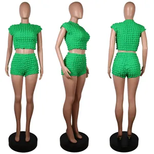 Vistas detalladas de un conjunto verde con textura de palomitas de maíz y pantalones cortos