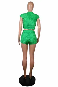 Vista trasera de un conjunto verde de mujer con crop top y shorts de malla burbuja.