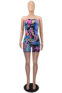 Détail de l'imprimé graffiti coloré sur cette combishort bustier noire sexy