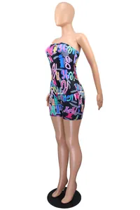 Vue latérale d'une barboteuse bustier sexy avec un imprimé graffiti coloré et vif.