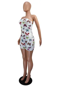 Detailansicht der sexy trägerlosen Jumpsuit mit bunten Schmetterlingsdrucken auf Weiß