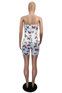 Rückansicht eines weißen trägerlosen Slim-Fit-Rompers mit buntem Schmetterlingsdruck