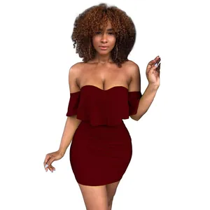 Abito corto bordeaux aderente con spalle scoperte e volant stile estivo moda