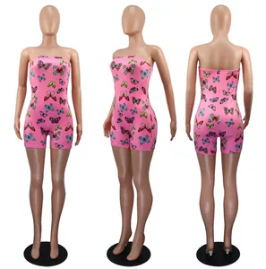 Mehrere Ansichten eines rosa trägerlosen Bodycon-Jumpers mit Schmetterlingsdruck