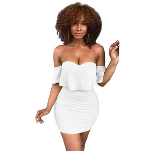 Vestito attillato bianco sexy con spalle scoperte e dettagli a balze per l'estate