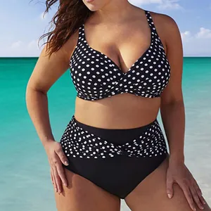 Nahaufnahme eines schwarz-weißen Polka-Dot-Bikinis in Übergröße mit hoher Taille