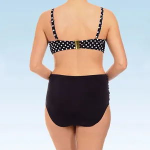 Detaillierte Rückansicht dieses Plus-Size-Punkt-Bikinis mit hoher schwarzer Hose