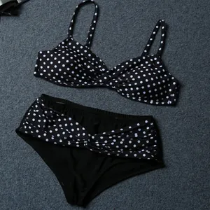Detailansicht des schwarzen Bikini-Sets in Übergröße mit weißen Punkten und hoher Taille