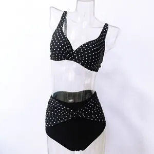 Detailansicht eines schwarzen Polka-Dot-Bikinis mit hoher Taille auf einer Schaufensterpuppe