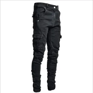 Vista laterale di jeans cargo neri slim fit con tasche laterali funzionali multiple.