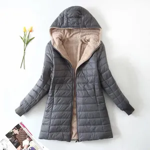 Vista detallada de chaqueta acolchada gris con forro de sherpa beige
