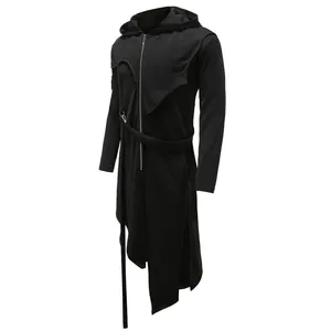 Detail van zwarte asymmetrische herenjas met capuchon en ritssluiting en riem
