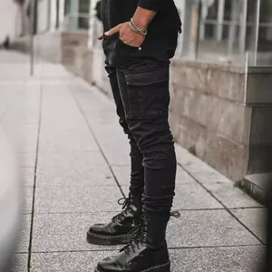 Jeans cargo neri slim fit da uomo con tasche laterali e design moderno in stile urbano.