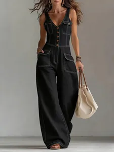 Ganzkörperansicht des schwarzen ärmellosen Denim-Jumpsuits mit Kontrastnähten und weitem Bein.
