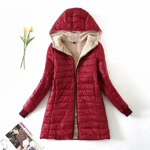 Detalle de chaqueta acolchada roja con capucha y forro de sherpa cálido