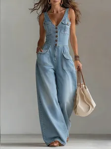 Ganzkörperansicht eines hellblauen Jeans-Jumpsuits mit weitem Bein und Knopfleiste