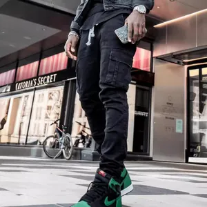 Jeans cargo neri skinny in stile street urban con tasche laterali e coulisse regolabile