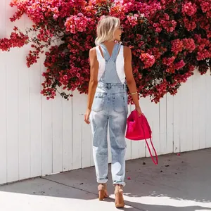 Elegante peto vaquero azul claro para mujer con camiseta blanca y fondo floral