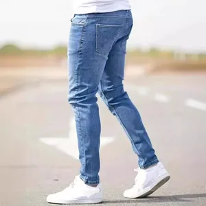 Vista laterale di jeans in denim elasticizzato da uomo vestibilità slim blu chiaro moderno