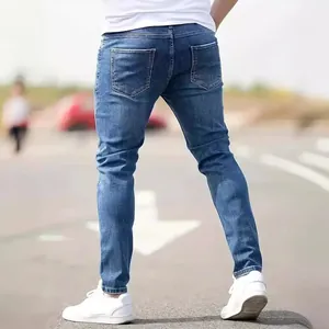 Vista posteriore di jeans in denim elasticizzato da uomo slim fit in blu