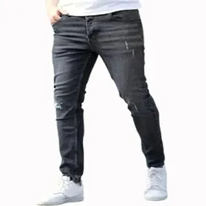 Vista dettagliata dei jeans slim elasticizzati grigio scuro da uomo con dettagli strappati