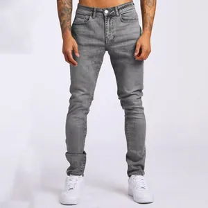Jeans slim grigi da uomo con trama in denim lavato per un look streetwear di tendenza