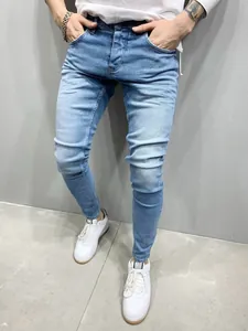 Detailansicht der hellblauen Stretch-Skinny-Jeans für Herren mit weißen Sneakern