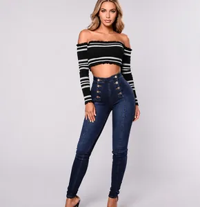 Model trägt eng anliegende High-Waist-Jeans mit modischen zweireihigen Knöpfen-Details