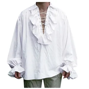 Primer plano de una camisa pirata vintage blanca para hombre con volantes y cuello acordonado.