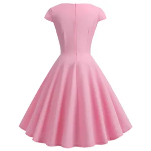 Vue arrière d'une robe vintage élégante rose à manches courtes coupe trapèze