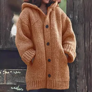 Comfortabel oranje grofgebreid vest met capuchon en zwarte knopen voor dames.