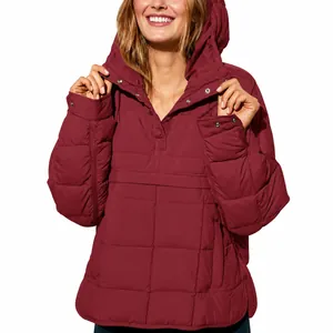 Élégante doudoune à capuche bordeaux pour femme, coupe ample et ourlet arrondi moderne.