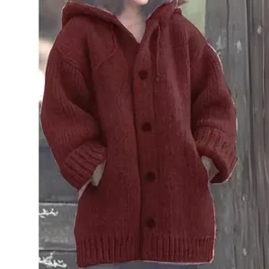 Gezellig bordeauxrood halflang grofgebreid vest met capuchon voor dames en knoopsluiting