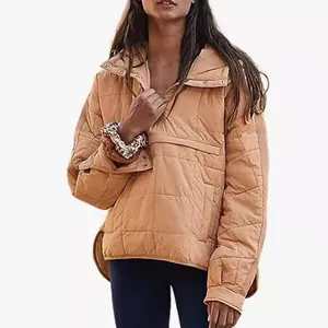 Veste à capuche matelassée pour femme, coupe ample et ourlet arrondi en couleur havane