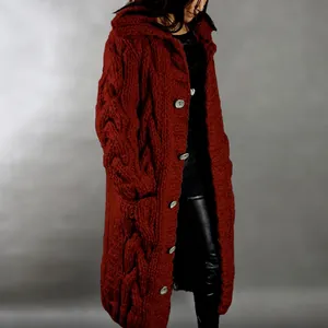 Détail de ce long gilet à capuche en maille torsadée épaisse de couleur rouge rouille