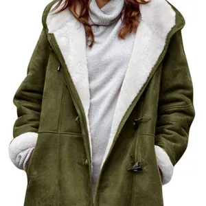 Cappotto con cappuccio verde oliva da donna con morbida fodera in pile bianco e alamari