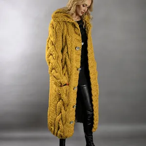 Long gilet à capuche en grosse maille torsadée pour femme en jaune herbe éclatant