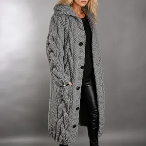 Gilet à capuche long et ample pour femme en maille torsadée gris argenté clair.