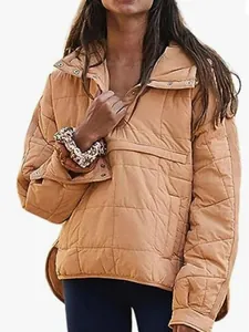 Detalle de una chaqueta acolchada para mujer en color canela con cuello de cremallera.