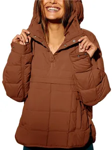 Primer plano de anorak acolchado marrón para mujer con cuello de botones de presión