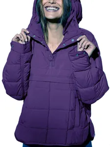 Chaqueta acolchada con capucha para mujer, color morado cálido con cierre de botones.