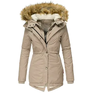Vista frontal de la parka de invierno caqui para mujer con cuello de pelo suave