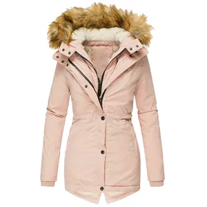 Vista detallada de una parka rosa de invierno con capucha de pelo sintético y forro cálido