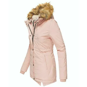 Vista lateral de la parka de invierno rosa para mujer con capucha de pelo sintético.
