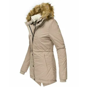 Vista lateral de una parka de invierno caqui para mujer con capucha de piel sintética.