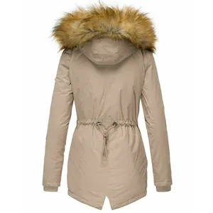 Vista posterior detallada de una parka de invierno caqui para mujer con gran capucha de pelo