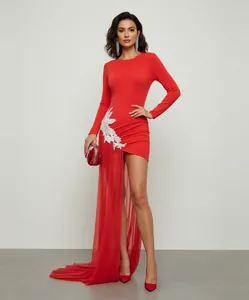 Elegante vestido de noche bandage rojo de manga larga con aplique floral y cola larga
