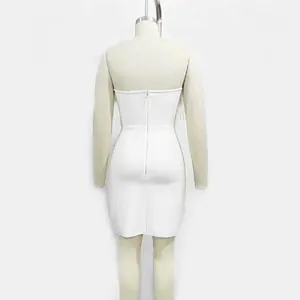 Rückansicht eines eleganten weißen trägerlosen Feder-Bodycon-Minikleids an einer Schaufensterpuppe