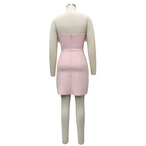 Detailansicht der Rückseite eines luxuriösen rosa schulterfreien Minikleides mit Federn.
