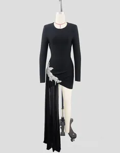 Elegante vestido de noche bandage negro de manga larga con detalles florales y cola
